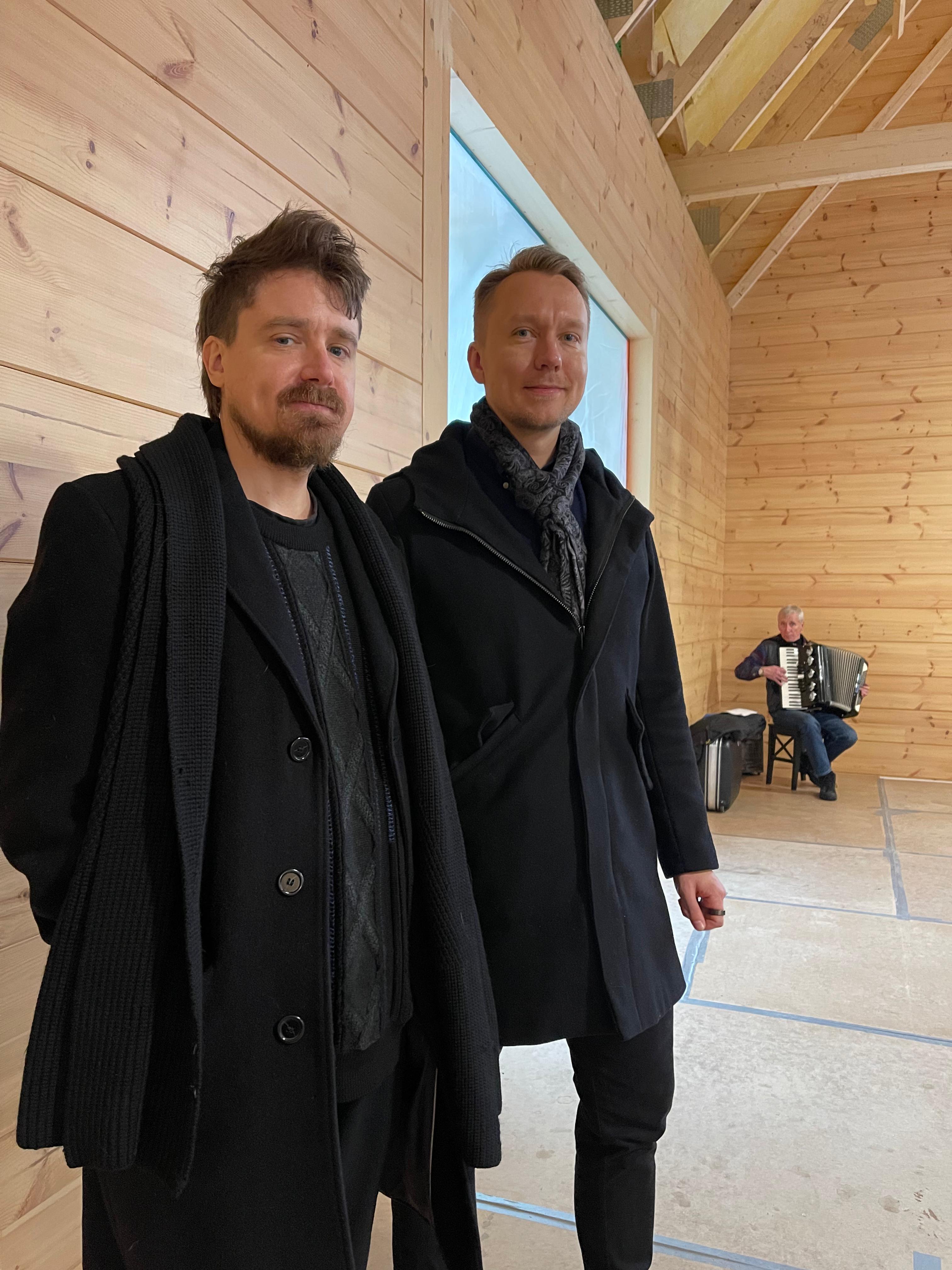 Kuvassa siunauskappelin arkkitehdit Johannes Koskela ja Marko Simsiö (Arkkitehtitoimisto KOAN Oy), taustall...