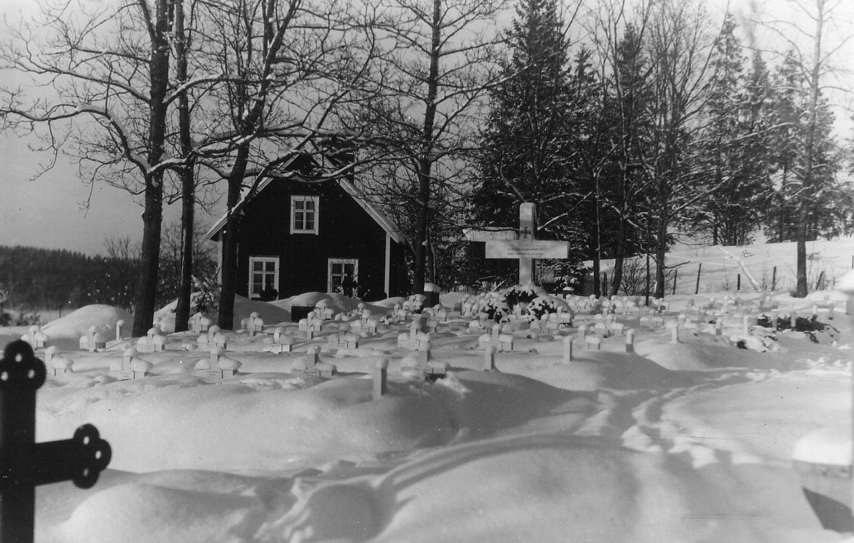 Vihdin sankarihautojen lumiset ristit, luminen maisema, mustavalkokuva