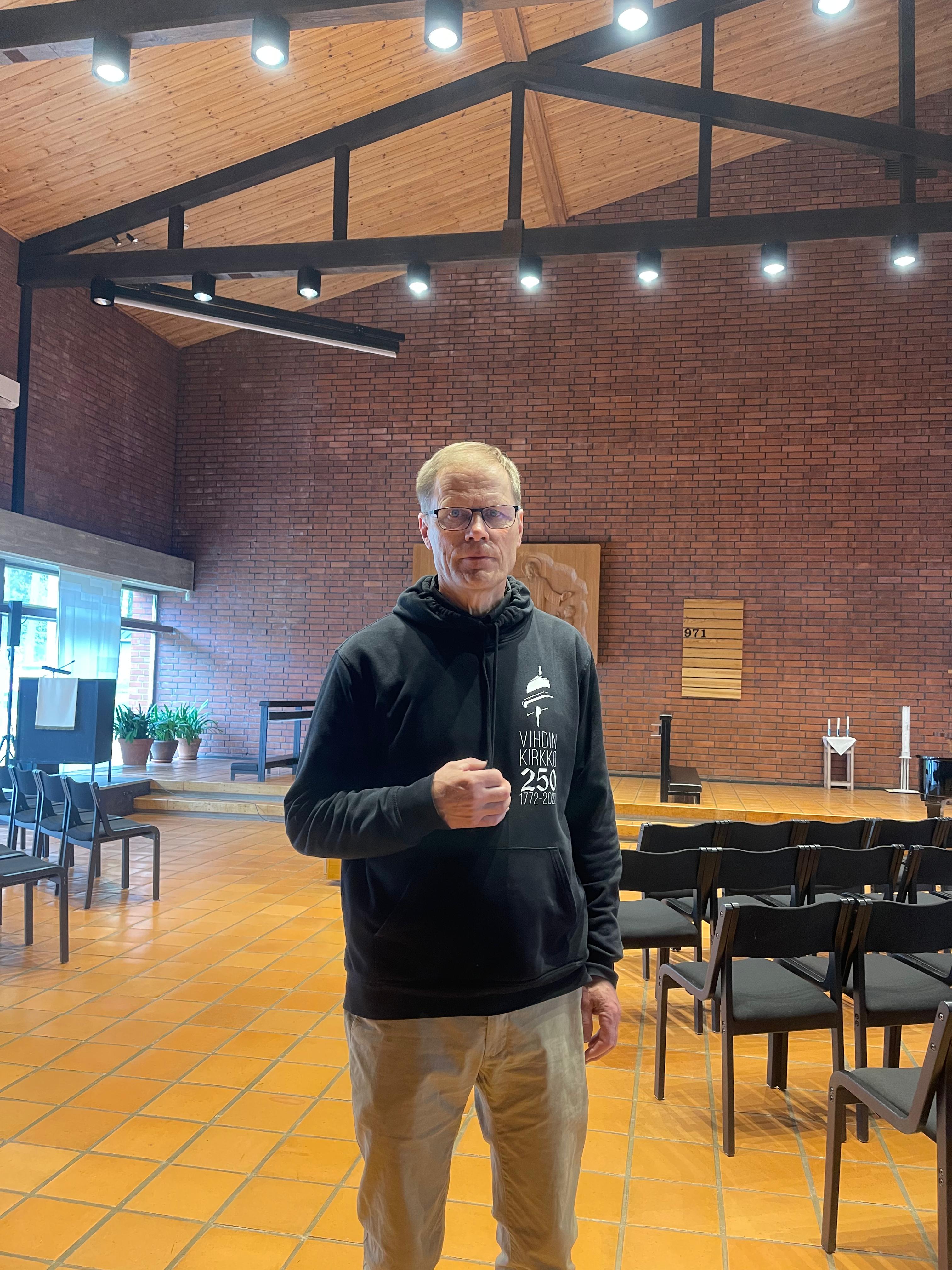 Kirkkoherra Pekka Valkeapää Nummelan kirkossa