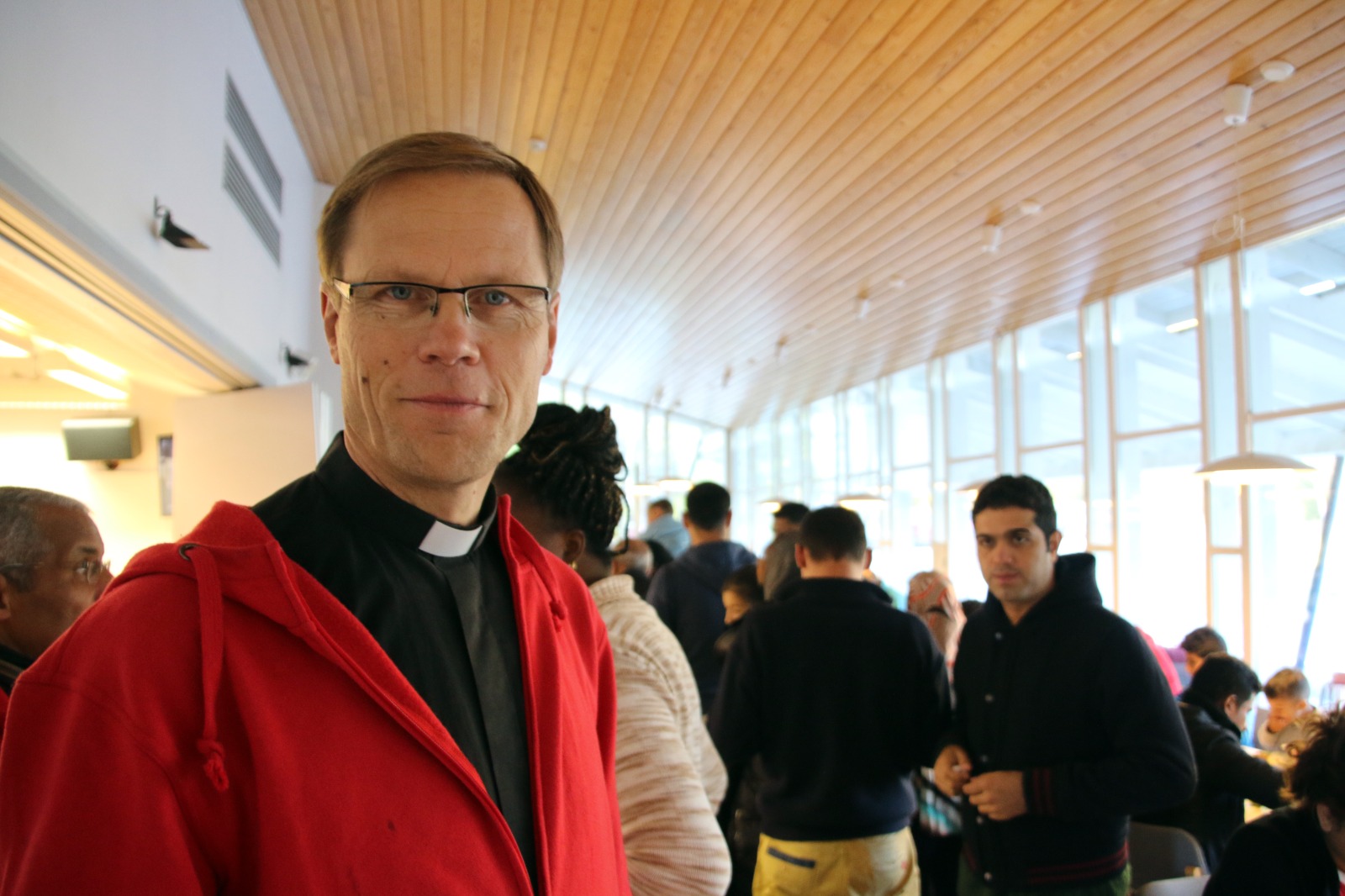 Kuvassa Pekka Valkeapää Riuttarannassa vuonna 2015. Vastaanottokeskus laitettiin pystyyn kahdessa viikossa,...