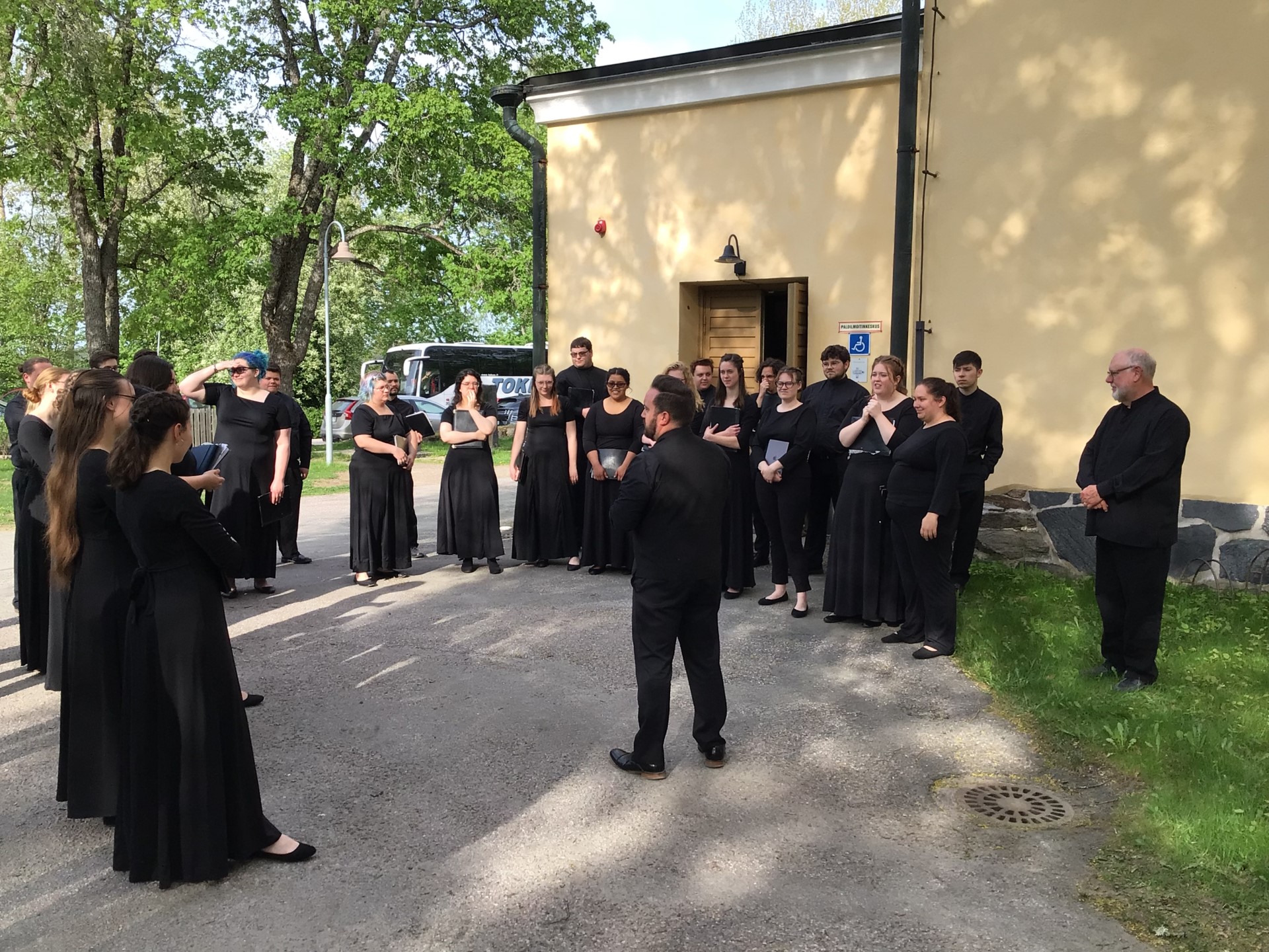 Anderson University Chorale Vihdin kirkon pihalla esityspäivänä 21.5.2023. Kuva Asko Ojanne