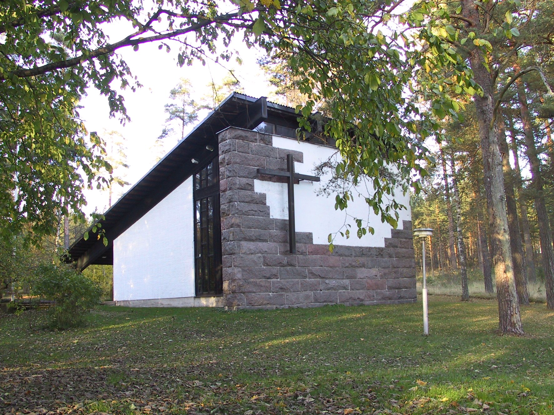 Vihtijärven kappeli syksyllä.