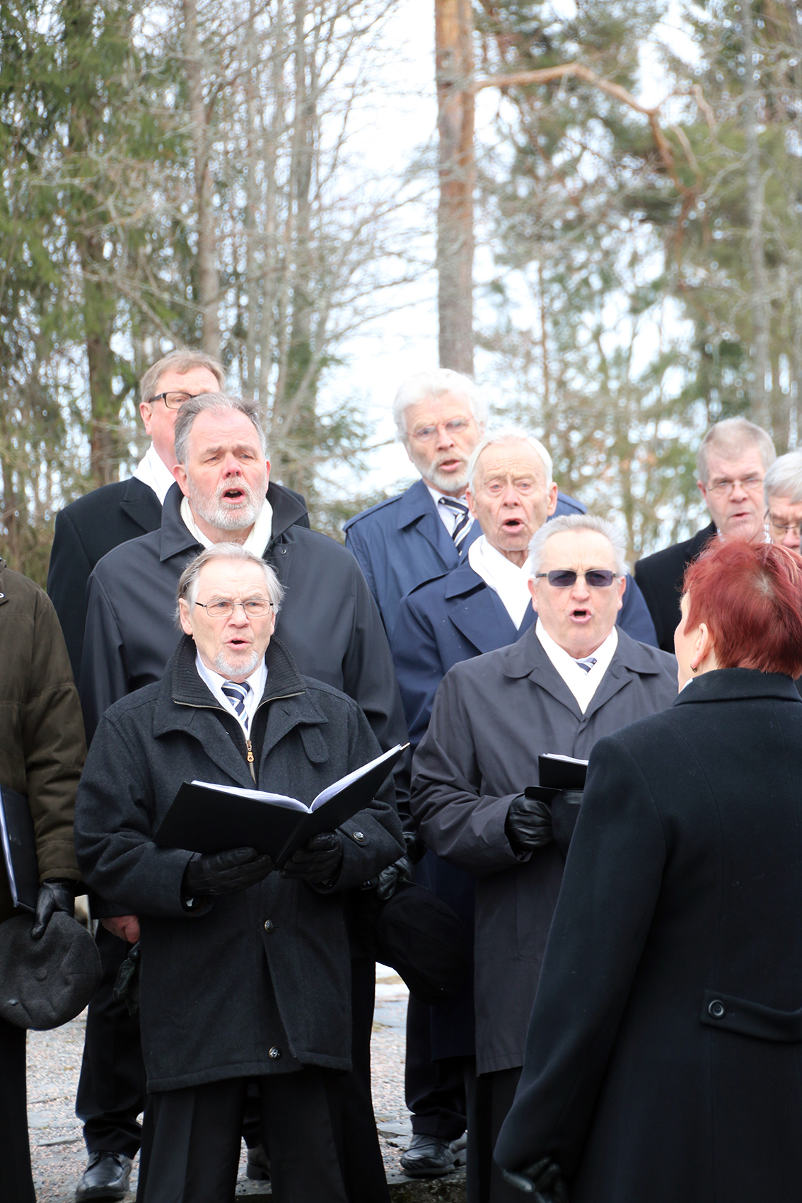 Reserviläiskuoro kanttori Ulla Eho-Saarion johtamana talvisodan päättymisen muistotilaisuudessa 13.3.2017.