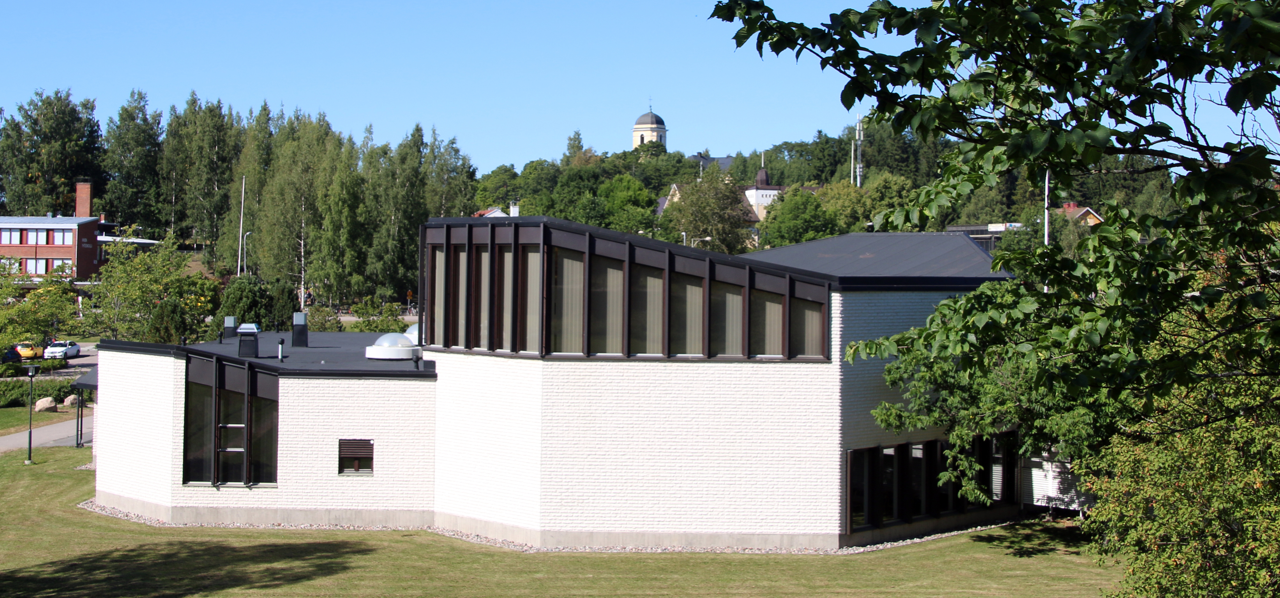 Vihdin seurakuntatalo kesäaikaan kuvattuna Pappilan mäeltä