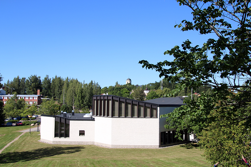 Vihdin seurakuntatalo kesäaikaan kuvattuna Pappilan mäeltä